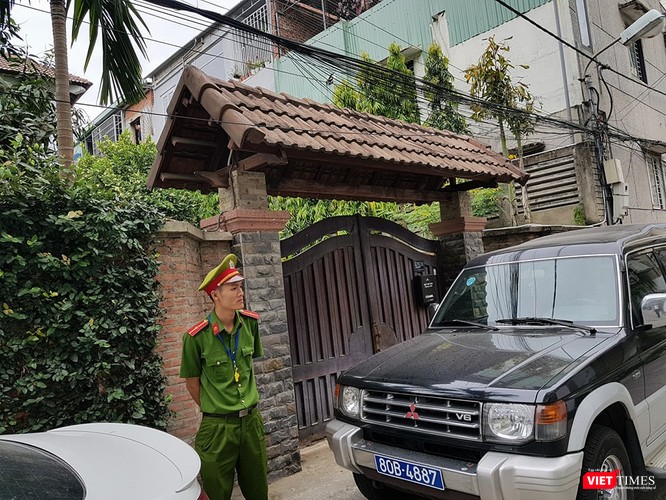 Công an mặc sắc phục, Äi xe bía»n xanh Äã có mặt trưá»c nhà ông Trần VÄn Minh sáng 18/4