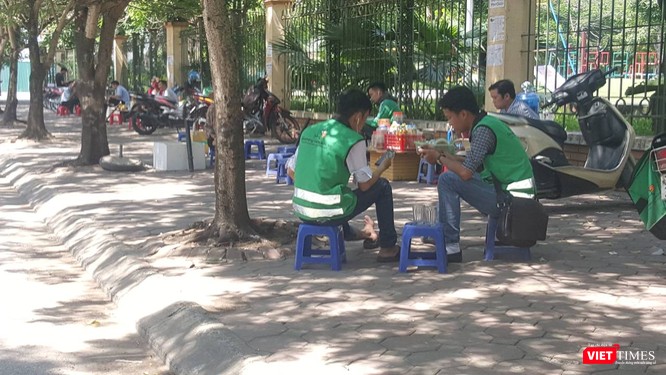 Người Hà Nội vật vã dưới cái nắng gay gắt đầu mùa ảnh 2