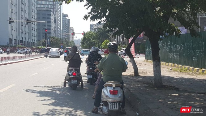 Người Hà Nội vật vã dưới cái nắng gay gắt đầu mùa ảnh 3