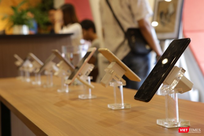 Từ iPhone đời đầu đến iPhone X lần đầu tiên hội tụ trong một triển lãm tại Hà Nội ảnh 7