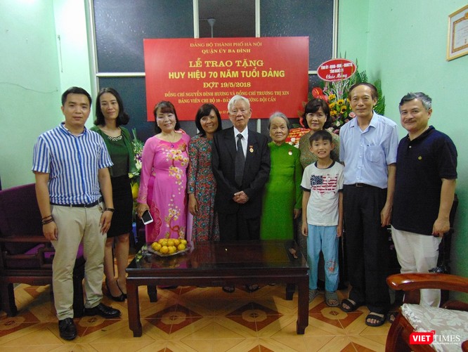 Trao huy hiệu 70 năm tuổi Đảng cho vợ chồng Đảng viên Nguyễn Đình Hương ảnh 1