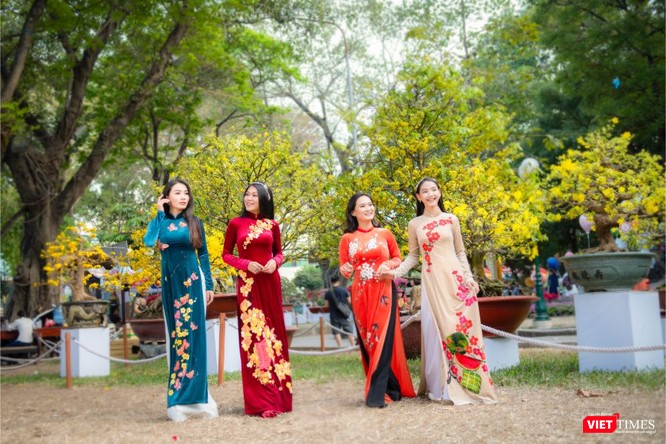 Áo dài xuân của NTK Việt Hùng tung bay đón Tết Canh Tý 2020 ảnh 7