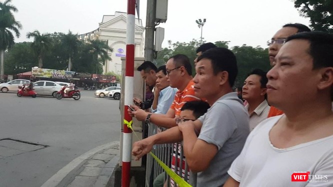 Tổng thống Trump đến Hà Nội, người dân đổ ra đường chào đón ảnh 9