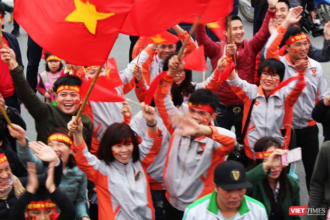 Sự cuồng nhiệt với bóng đá của người Việt Nam là số một thế giới ảnh 6