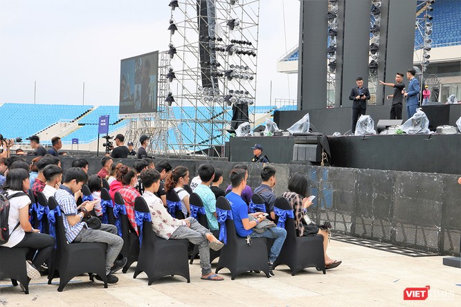Mỹ Tâm, Tóc Tiên, Tuấn Hưng, Bích Phương, Đức Phúc làm “nổ tung” sân khấu sự kiện ra mắt Galaxy Note 9 tại Hà Nội ảnh 25