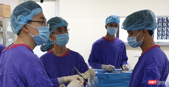 TS. Đỗ Văn Minh – Phó Trưởng khoa Chấn thương chỉnh hình và Y học thể thao, Bệnh viện Đại học Y Hà Nội đang phẫu thuật 
