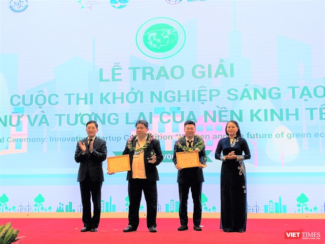 Chủ tịch Hội LHPN Việt Nam Nguyễn Thị Thu Hà và Thứ trưởng Bộ KH&CN Trần Văn Tùng trao giải Sáng tạo 