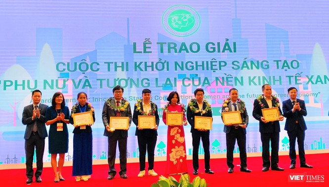 Ông Phạm Đức Nghiệm - Phó Cục trưởng Cục Phát triển thị trường và doanh nghiệp KH&CN, Giám đốc Ban quản lý dự án VCIC trao chứng nhận cho các đơn vị tốt nghiệp xuất sắc