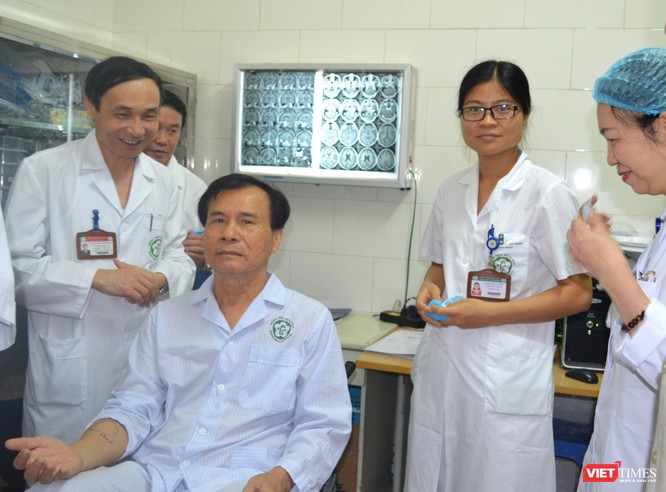 GS.TS. Mai Trọng Khoa và các cộng sự chúc mừng bệnh nhân ung thư đã điều trị thành công 
