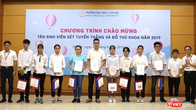 GS.TS. Tạ Thành Văn - Hiệu trưởng Trường Đại học Y Hà Nội - trao thưởng cho các tân sinh viên xuất sắc
