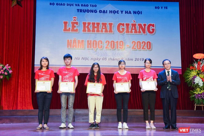 GS.TS. Tạ Thành Văn - Hiệu trưởng Trường Đại học Y Hà Nội - tặng giấy khen và phần thưởng cho các sinh viên xuất sắc