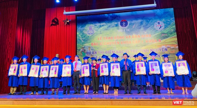 Bà Nguyễn Thúy Anh – Chủ nhiệm Ủy ban các Vấn đề Xã hội của Quốc hội, đại diện Bộ Y tế và Trường Đại học Y Hà Nội tặng quà các bác sĩ trẻ tình nguyện 
