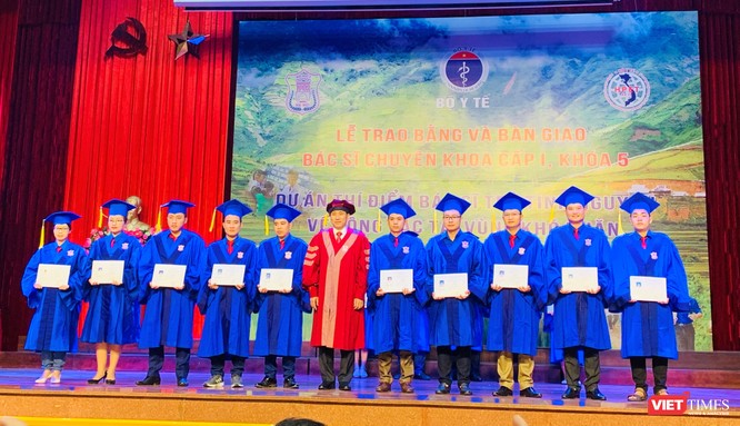 PGS.TS. Đoàn Quốc Hưng – Phó Hiệu trưởng Trường Đại học Y Hà Nội trao Bằng cho các bác sĩ tình nguyện