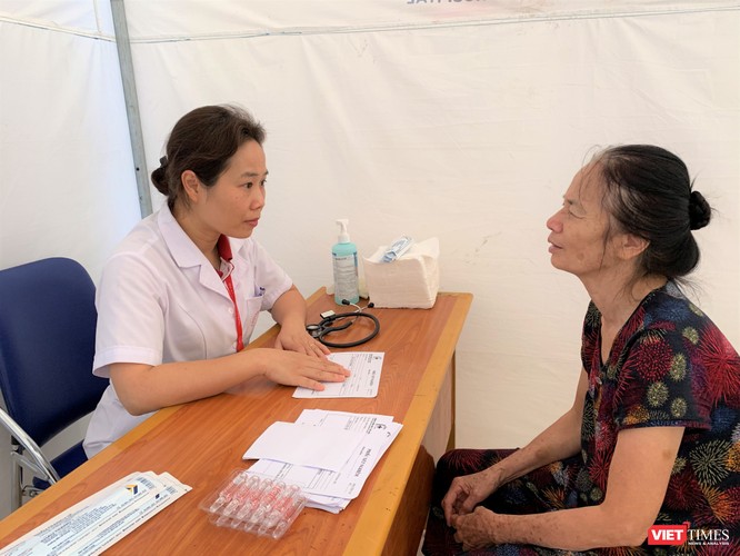 Trường Đại học Y Hà Nội: Khám bệnh và phát thuốc miễn phí cho hơn 100 người cao tuổi ảnh 2