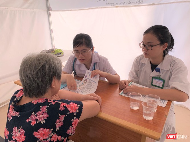 Các chuyên gia của trường Đại học Y Hà Nội khám bệnh cho người cao tuổi