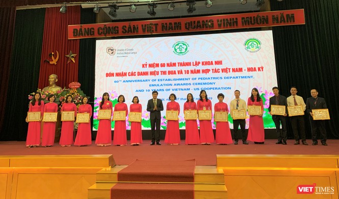 PGS.TS. Nguyễn Tuấn Hưng - Phó Vụ trưởng Vụ TCCB (Bộ Y tế) trao phần thưởng của Bộ Y tế cho các cá nhân xuất sắc 