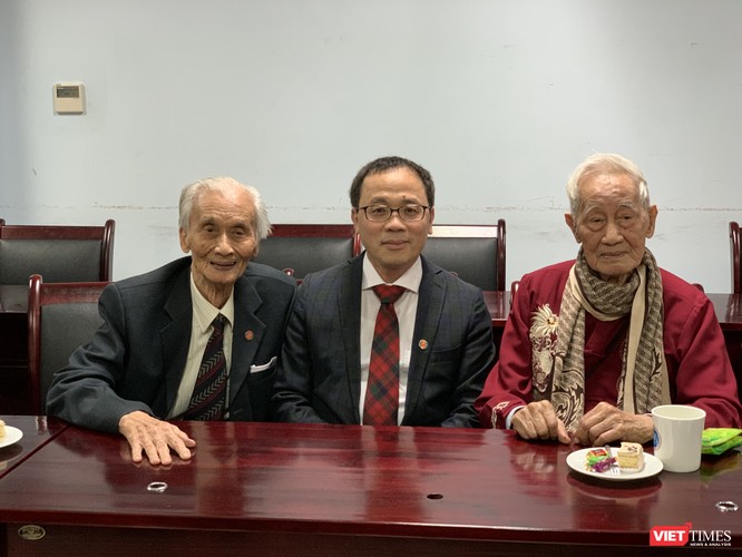 GS.TS. Tạ Thành Văn và 2 giáo sư nguyên là Phó Hiệu trưởng Trường Đại học Y Hà Nội: Giáo Thẩm Trọng Tảo, 104 tuổi; giáo sư Đỗ Doãn Đại, 97 tuổi