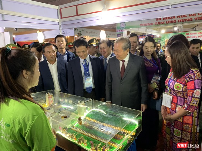 Phó Thủ tướng Thưòng trực Trương Hòa Bình tham quan các sản phẩm KH&CN của các nhà khoa học tại TechDemo 2019 tại Gia Lai