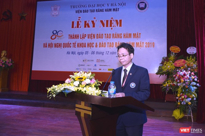 PGS.TS. Tống Minh Sơn – Viện trưởng Viện Đào tạo RHM báo cáo quá trình phát triển của Viện