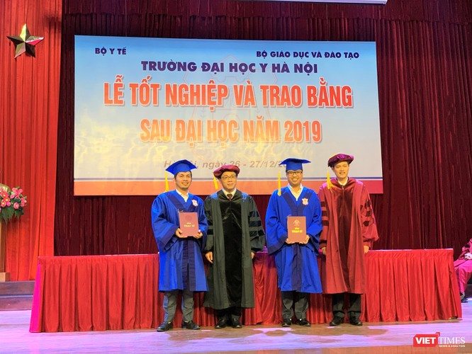 GS.TS. Tạ Thành Văn và lãnh đạo bộ môn trao Bằng tốt nghiệp cho các tân thạc sĩ người nước ngoài 