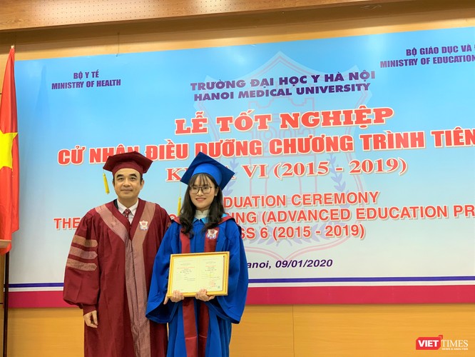 Lãnh đạo nhà trường trao phần thưởng cho sinh viên Nguyễn Cẩm Anh đạt danh hiệu 