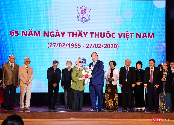 Bà Hồ Thị Lan - con gái GS. Hồ Đắc Di thay cha nhận kỷ niệm chương do Thủ tướng Nguyễn Xuân Phúc tặng