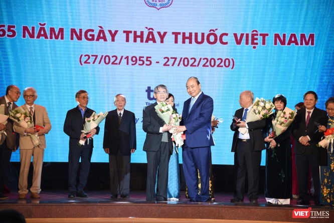Thủ tướng Nguyễn Xuân Phúc dự lễ kỷ niệm Ngày thầy thuốc Việt Nam và tôn vinh các thế hệ trí thức tiêu biểu của Trường Đại học Y Hà Nội ảnh 6