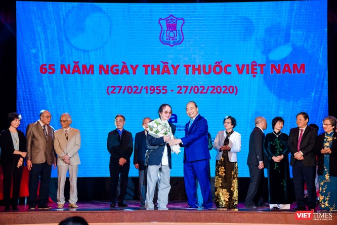 Thủ tướng Nguyễn Xuân Phúc dự lễ kỷ niệm Ngày thầy thuốc Việt Nam và tôn vinh các thế hệ trí thức tiêu biểu của Trường Đại học Y Hà Nội ảnh 5