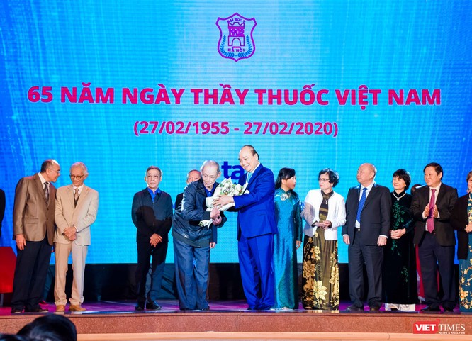 Thủ tướng Nguyễn Xuân Phúc dự lễ kỷ niệm Ngày thầy thuốc Việt Nam và tôn vinh các thế hệ trí thức tiêu biểu của Trường Đại học Y Hà Nội ảnh 4