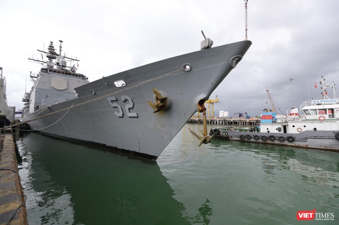 “Đột nhập” tuần dương hạm USS Bunker Hill vừa cập cảng Đà Nẵng ảnh 1