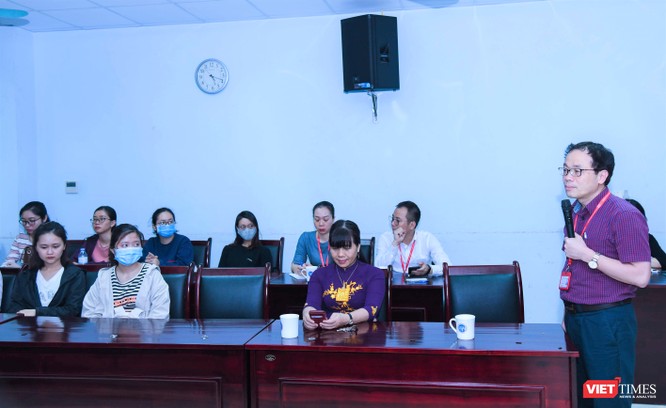 GS. Tạ Thành Văn đã gặp gỡ động viên và đánh giá cao tinh thần trách nhiệm và ý thức vì cộng đồng của sịnh viên Trường Đại học Y Hà Nội khi tham gia công tác phòng, chống dịch COVID-19