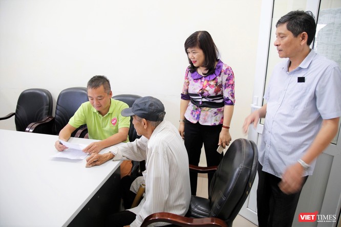 PGS.TS. Nguyễn Lân Hiếu - Giám đốc Bệnh viện Đại học Y Hà Nội khám bệnh cho bà con trước mùa dịch COVID-19