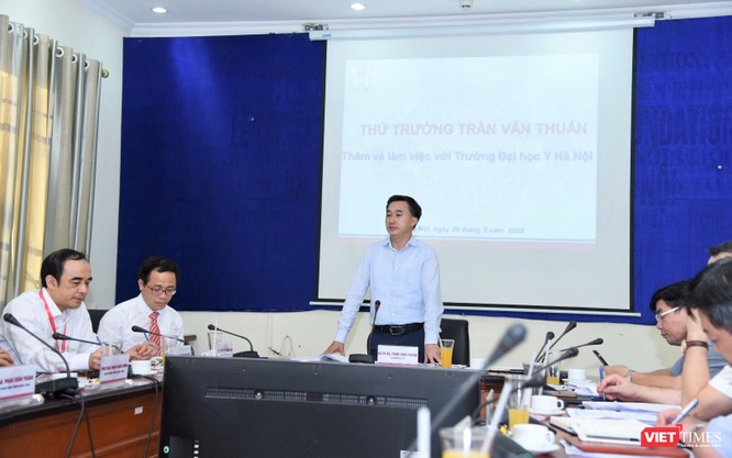Thứ trưởng Trần Văn Thuấn đánh giá cao nỗ lực của thầy và trò Trường Đại học Y Hà Nội thời gian qua