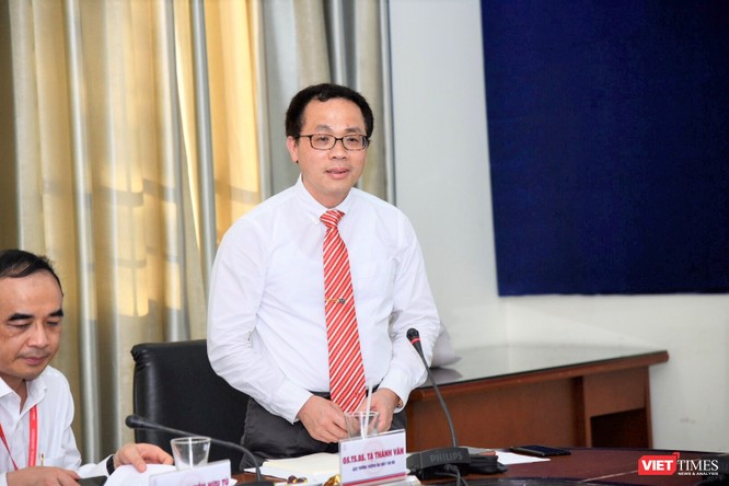 GS. Tạ Thành Văn – Hiệu trưởng Trường Đại học Y Hà Nội báo cáo kết quả hoạt động của nhà trường với Thứ trưởng Bộ Y tế