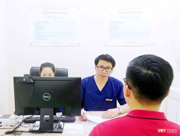 Ths. Đinh Hữu Việt - Trưởng Khoa Ngoại -Tiết niệu và Nam học tư vấn cho bệnh nhân hiếm muộn