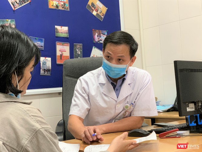 PGS.TS. Nguyễn Văn Tuấn đang khám và tư vấn cho người bệnh