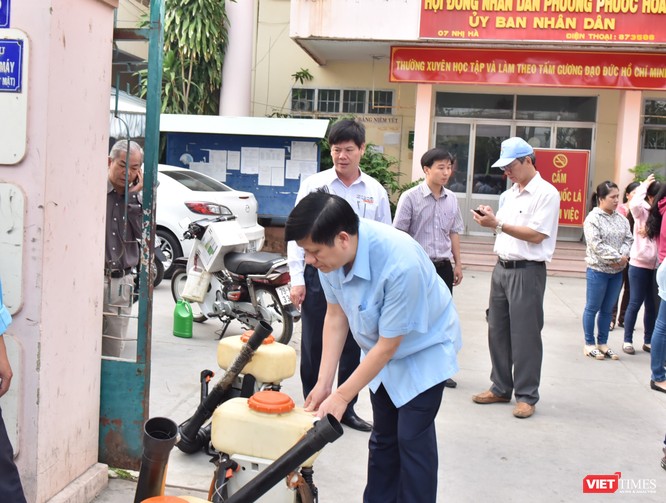 Quyền Bộ trưởng Bộ Y tế Nguyễn Thanh Long (áo xanh) trong chiến dịch phòng, chống Zika ở Khánh Hòa 