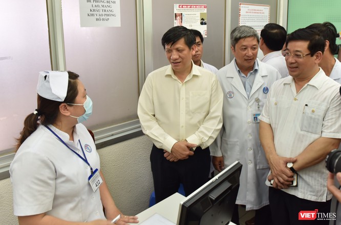 Quyền Bộ trưởng Bộ Y tế Nguyễn Thanh Long (áo vàng nhạt) trong một lần kiểm tra công tác phòng dịch Mers-Cov ở BV Chợ Rẫy 