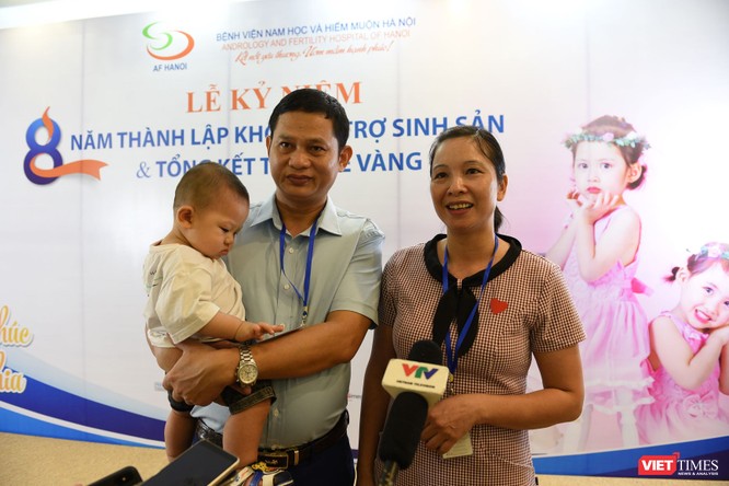 Sau 20 năm chạy chữa, gia đình anh chị Minh - Minh đã có đứa con đầu lòng 