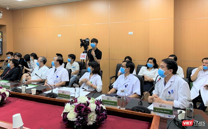 Các chuyên gia hàng đầu về ngoại khoa ở BV Việt Đức tư vấn KCB từ xa cho các BV tuyến tỉnh