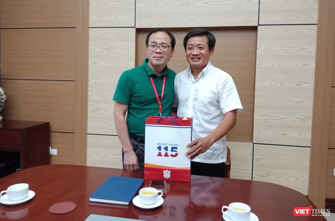 Hiệu trưởng Trường Đại học Y Hà Nội tặng quà ông Đoàn Ngọc Hải 