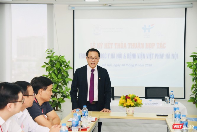GS. TS. Tạ Thành Văn – Hiệu trưởng Trường Đại học Y Hà Nội - phát biểu khai mạc lễ ký hợp tác