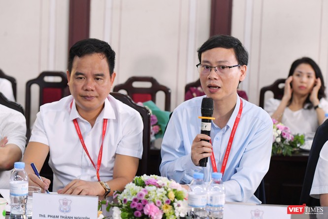 PGS.TS. Trần Huy Thịnh - Trưởng nhóm nghiên cứu của Dự án “Phát triển Chip sàng lọc và mô hình dự báo nguy cơ gây bệnh dựa trên hệ gen người Việt” phát biểu tại buổi tọa đàm