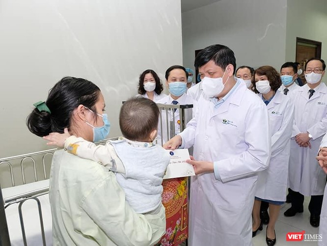 Bộ trưởng Bộ Y tế kiểm tra công tác trực khám, chữa bệnh và chúc Tết tại BV Việt Đức và BV Nhi TW ảnh 9
