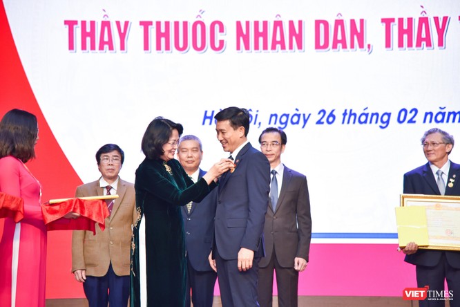 Trường Đại học Y Hà Nội: Đón nhận danh hiệu Thầy thuốc Nhân dân, Thầy thuốc ưu tú cho 22 giảng viên ảnh 2