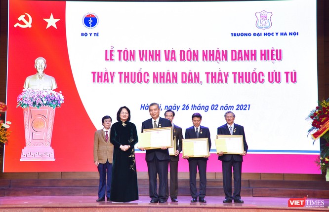 Trường Đại học Y Hà Nội: Đón nhận danh hiệu Thầy thuốc Nhân dân, Thầy thuốc ưu tú cho 22 giảng viên ảnh 3