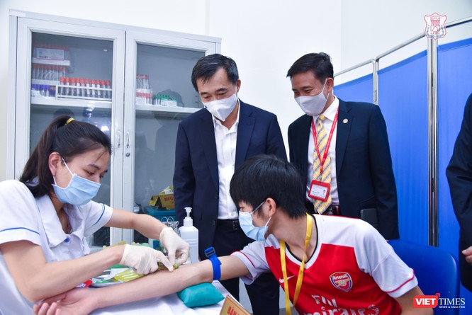 Chính thức tiêm thử nghiệm vaccine COVID-19 do Việt Nam nghiên cứu và sản xuất tại Đại học Y Hà Nội ảnh 7