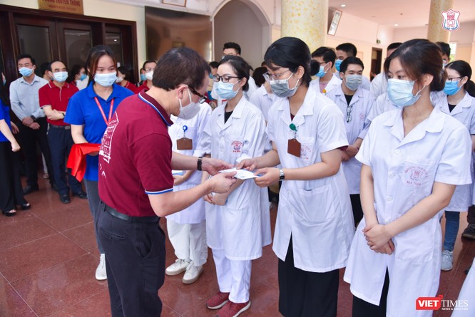 Lần thứ 3 trong 10 ngày, Trường Đại học Y Hà Nội đưa cán bộ, sinh viên chi viện tâm dịch Bắc Ninh ảnh 2