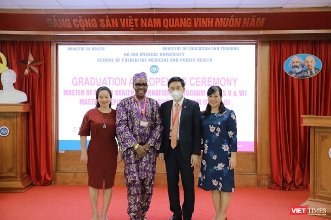 12 thạc sĩ của chương trình đào tạo y tế công cộng quốc tế đầu tiên ở Việt Nam nhận bằng tốt nghiệp ảnh 4