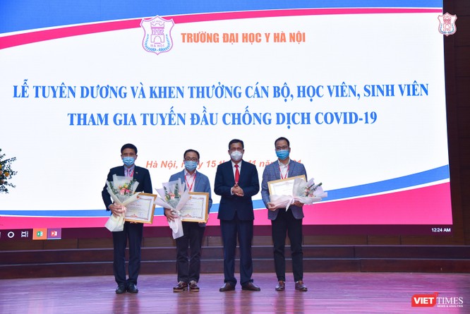 Trường Đại học Y Hà Nội tuyên dương các cán bộ, học viên, sinh viên tham gia tuyến đầu chống dịch ảnh 4